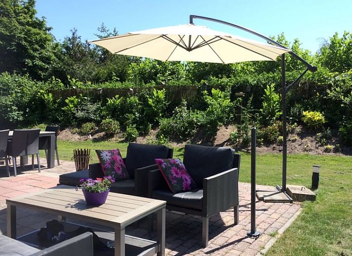 Rustige tuin bij Vakantiehuis in Egmond aan den Hoef, omgeven door natuur, Noordzeekust, Noord-Holland.