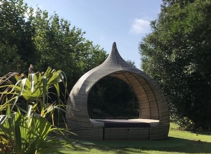 Stijlvolle tuinmeubelen bij Vakantiehuis in Egmond aan den Hoef, perfect voor ontspanning, Noordzeekust, Noord-Holland.