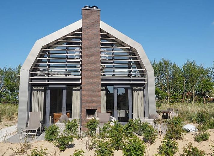 Moderne gevel van Huisje in Egmond aan den Hoef, vakantiehuis aan de Noordzeekust in Noord-Holland.