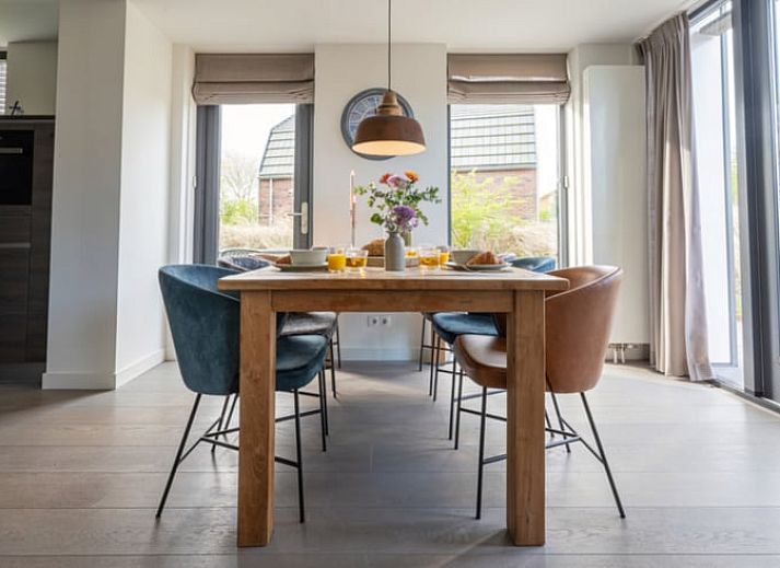 Moderne gevel van Huisje in Egmond aan den Hoef, vakantiehuis aan de Noordzeekust in Noord-Holland.