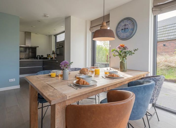 Gezellig terras bij Huisje in Egmond aan den Hoef met uitzicht op een molen, Noordzeekust, Noord-Holland.