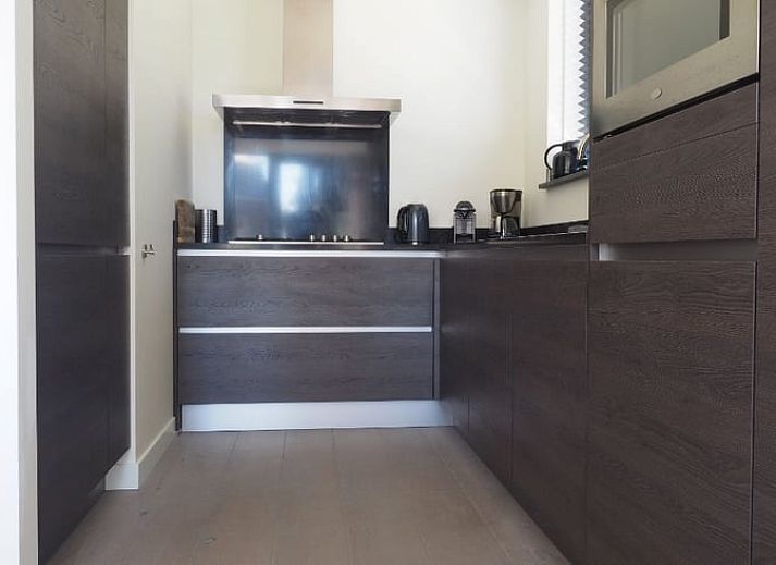 Gezellig terras bij Huisje in Egmond aan den Hoef met uitzicht op een molen, Noordzeekust, Noord-Holland.