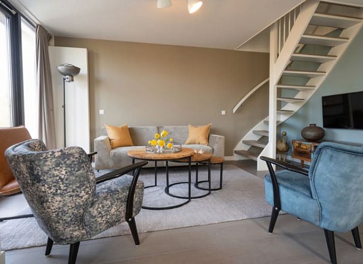 Gezellig terras bij Huisje in Egmond aan den Hoef met uitzicht op een molen, Noordzeekust, Noord-Holland.