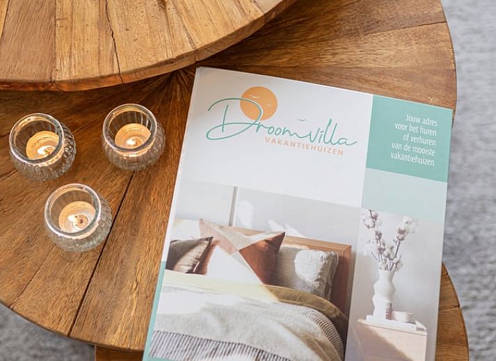 Ruime woonkamer in Huisje in Egmond aan den Hoef, vakantiehuis aan de Noordzeekust, Noord-Holland.