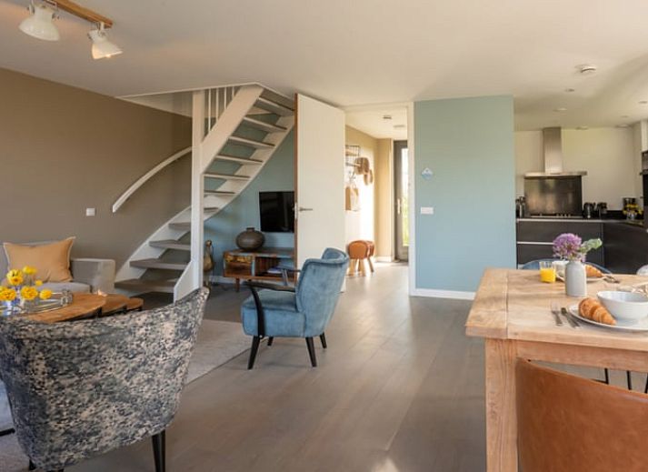 Ruime woonkamer in Huisje in Egmond aan den Hoef, vakantiehuis aan de Noordzeekust, Noord-Holland.