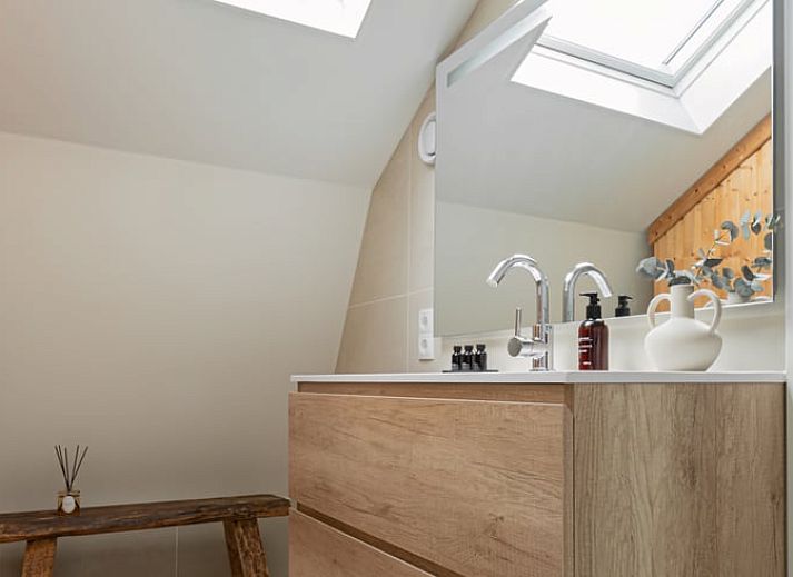 Eetkamer met veel lichtinval in Huisje in Egmond aan den Hoef, vakantiehuis aan de Noordzeekust.