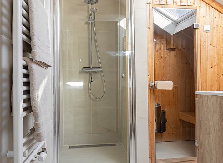 Eetkamer met veel lichtinval in Huisje in Egmond aan den Hoef, vakantiehuis aan de Noordzeekust.