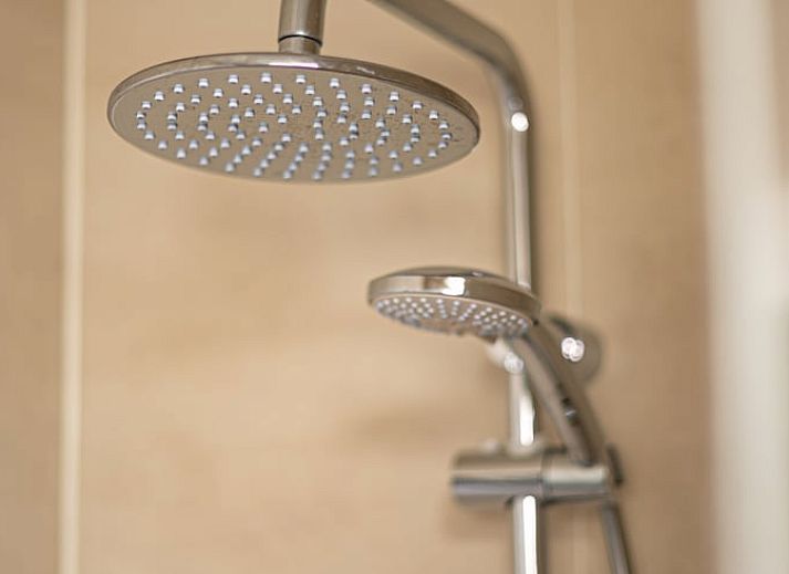 Eetkamer met veel lichtinval in Huisje in Egmond aan den Hoef, vakantiehuis aan de Noordzeekust.