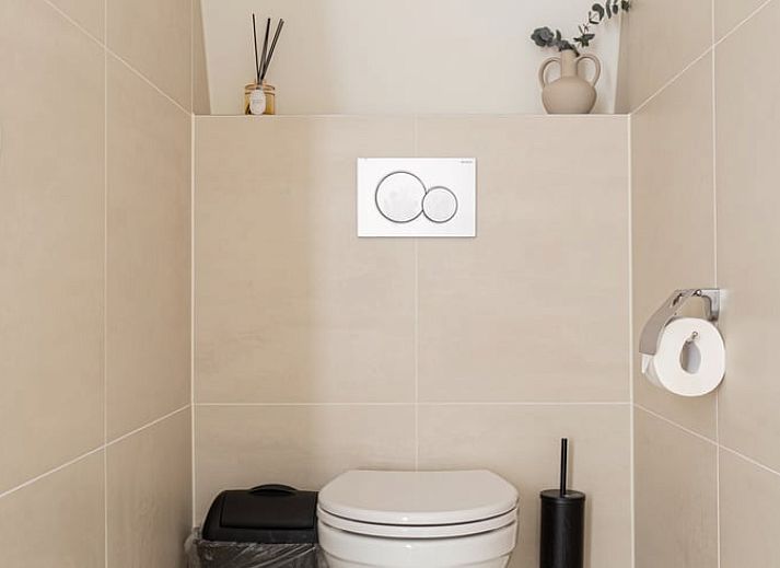 Eetkamer met veel lichtinval in Huisje in Egmond aan den Hoef, vakantiehuis aan de Noordzeekust.