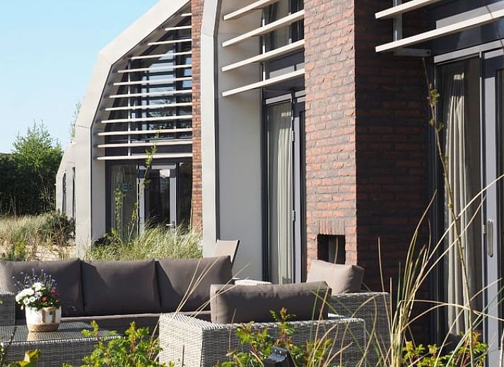 Ontbijttafel met uitzicht op molen in Huisje in Egmond aan den Hoef, Noordzeekust, Noord-Holland.