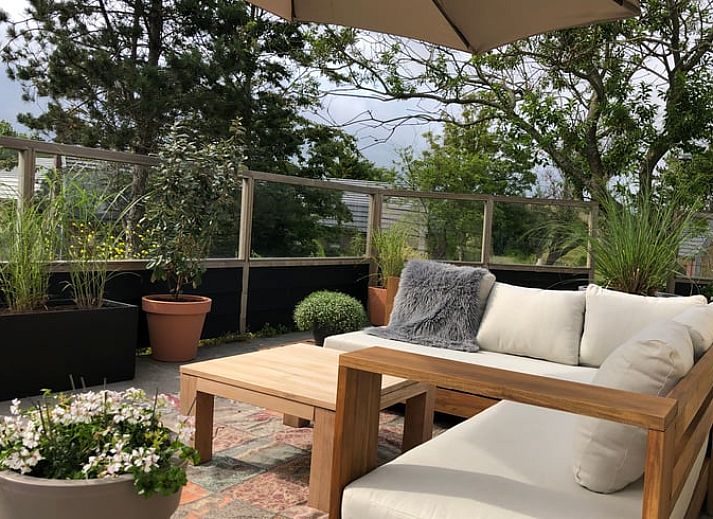 Gemuetliche Fruehstuecksecke im Ferienhaus in Egmond aan den Hoef, Nordseekueste, Nordholland.