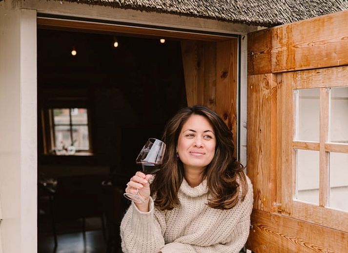 Gastfreundschaft in der Kueche des Ferienhauses in Egmond aan den Hoef, Nordseekueste, Nordholland.