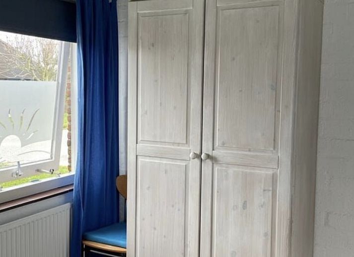 Vorderansicht des Ferienhauses Buenaventura in Egmond aan den Hoef mit gruenem Garten.