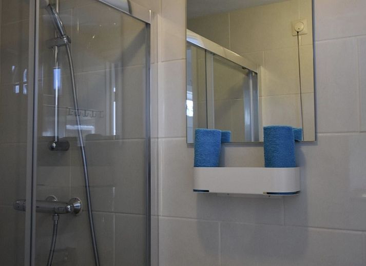 Vorderansicht des Ferienhauses Buenaventura in Egmond aan den Hoef mit gruenem Garten.