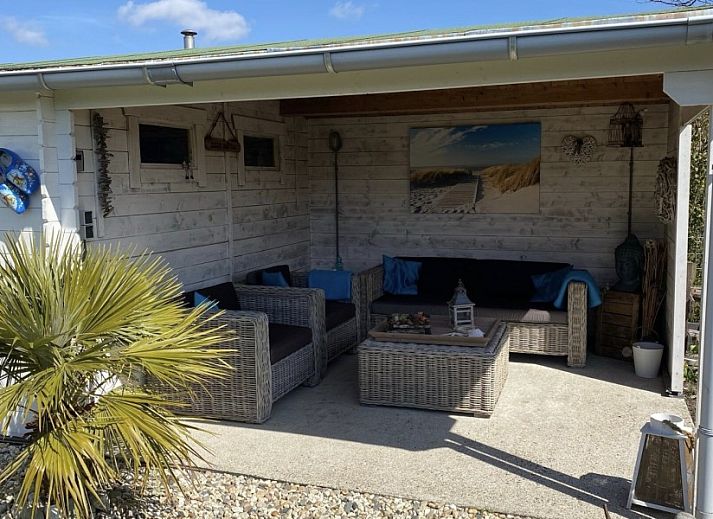Terrasse mit Sitzgelegenheit im Ferienhaus Buenaventura in Egmond aan den Hoef.