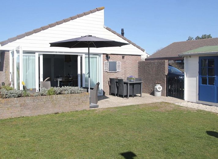Terrasse mit Sitzgelegenheit im Ferienhaus Buenaventura in Egmond aan den Hoef.