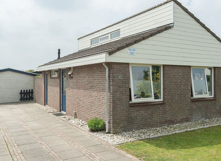 Essecke im Ferienhaus Buenaventura in Egmond aan den Hoef mit gedecktem Tisch.