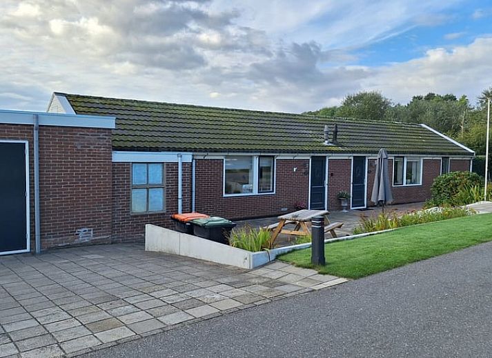 Vakantiehuisje in Egmond aan den Hoef met ruime patio en kleurrijke bloemen aan de Noordzeekust, Noord-Holland.