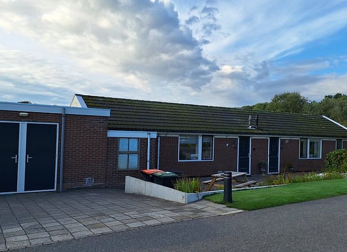 Gezellig terras bij Vakantiehuisje in Egmond aan den Hoef, omgeven door natuur en bloemenpracht in Noord-Holland.