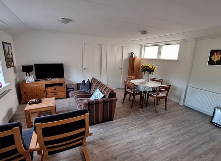 Gezellig terras bij Vakantiehuisje in Egmond aan den Hoef, omgeven door natuur en bloemenpracht in Noord-Holland.