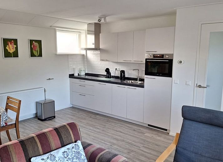 Gezellig terras bij Vakantiehuisje in Egmond aan den Hoef, omgeven door natuur en bloemenpracht in Noord-Holland.