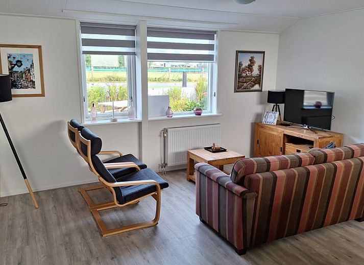 Picknicktafel op het terras van Vakantiehuisje in Egmond aan den Hoef, met uitzicht op bloeiende tuin, Noord-Holland.