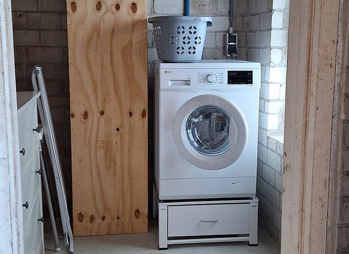 Vakantiehuisje in Egmond aan den Hoef met bloemenrijke tuin en uitzicht op groene omgeving aan de Noordzeekust.