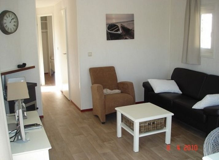 Chalet IJmuiden nahe der Nordseekste mit sonniger Terrasse und grnem Garten in Nordholland.