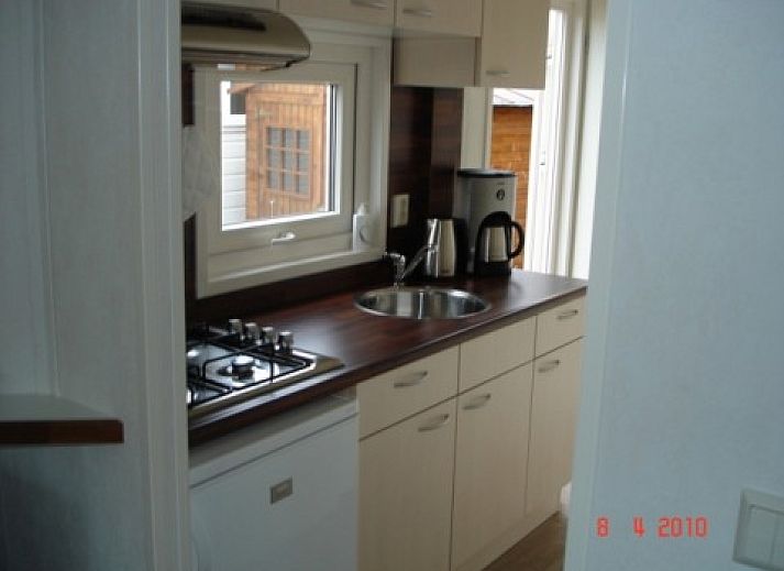 Gemtliches Wohnzimmer des Chalets IJmuiden in Nordholland mit komfortabler Sitzecke.