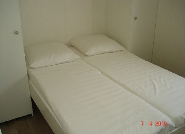 Gemtliches Wohnzimmer des Chalets IJmuiden in Nordholland mit komfortabler Sitzecke.