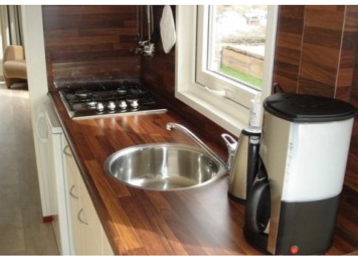 Gemtliches Wohnzimmer des Chalets IJmuiden in Nordholland mit komfortabler Sitzecke.