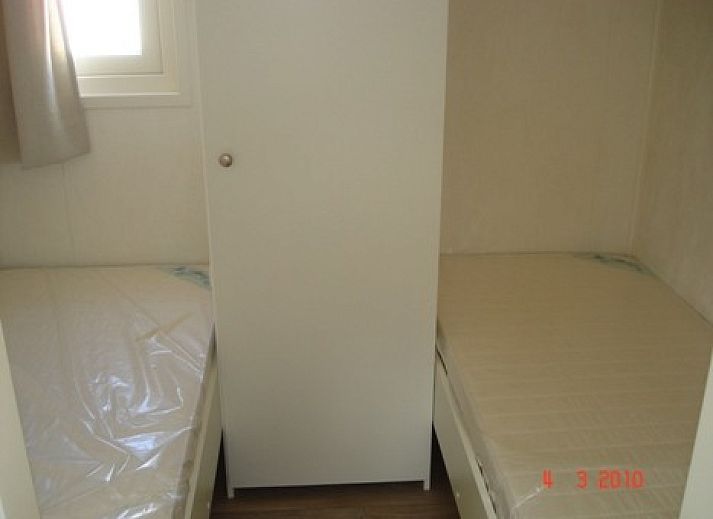 Gemtliches Wohnzimmer des Chalets IJmuiden in Nordholland mit komfortabler Sitzecke.