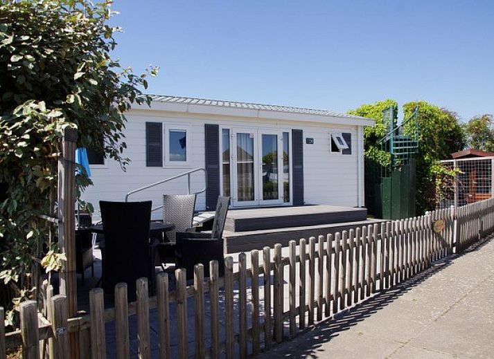 Gezellige woonkamer in Zee en duin chalet, IJmuiden, met moderne inrichting aan de Noordzeekust.