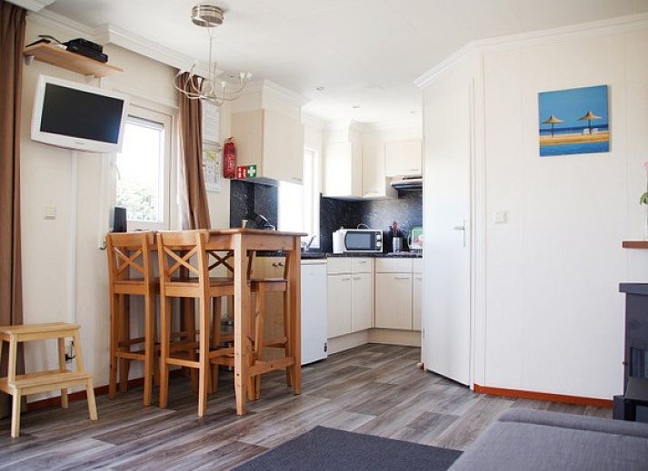 Gezellige woonkamer in Zee en duin chalet, IJmuiden, met moderne inrichting aan de Noordzeekust.