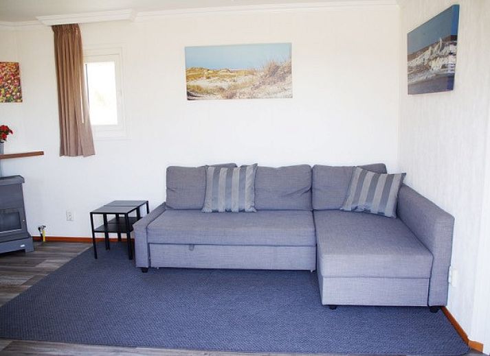 Gezellige woonkamer in Zee en duin chalet, IJmuiden, met moderne inrichting aan de Noordzeekust.
