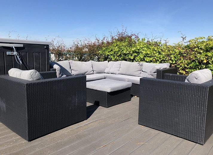Gezellige woonkamer in Zee en duin chalet, IJmuiden, met moderne inrichting aan de Noordzeekust.