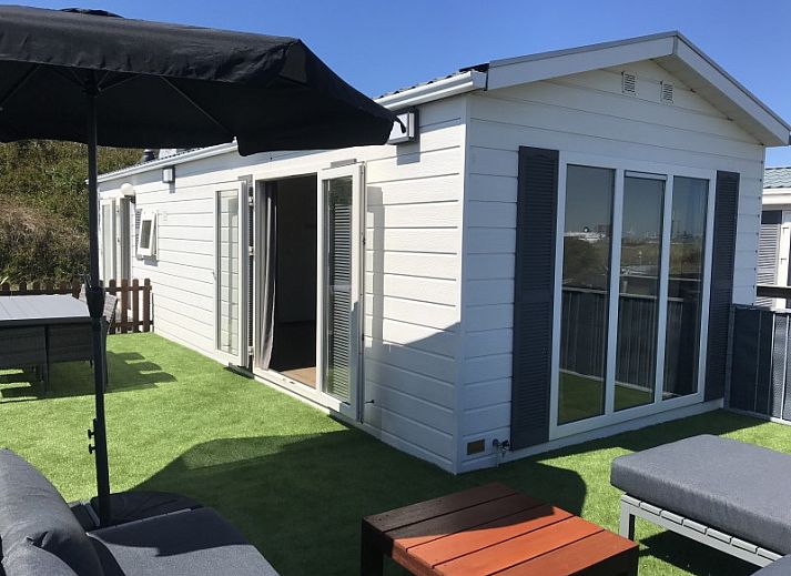 Gezellige woonkamer in Zee en duin chalet, IJmuiden, met moderne inrichting aan de Noordzeekust.