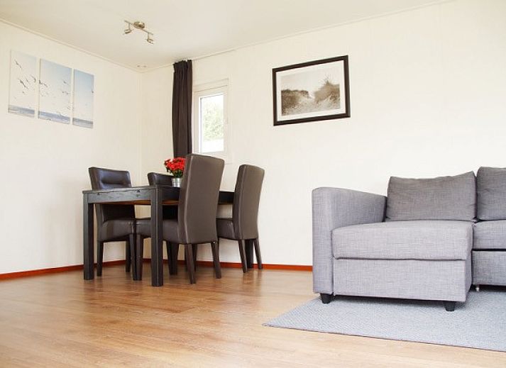 Eet- en zithoek in Zee en duin vakantiehuis, IJmuiden, met sfeervolle decoratie aan de Noordzeekust.