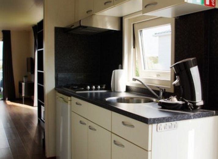 Eet- en zithoek in Zee en duin vakantiehuis, IJmuiden, met sfeervolle decoratie aan de Noordzeekust.