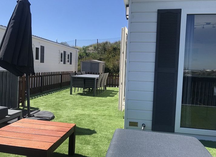 Eet- en zithoek in Zee en duin vakantiehuis, IJmuiden, met sfeervolle decoratie aan de Noordzeekust.