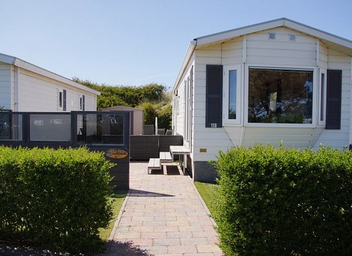 Eet- en zithoek in Zee en duin vakantiehuis, IJmuiden, met sfeervolle decoratie aan de Noordzeekust.