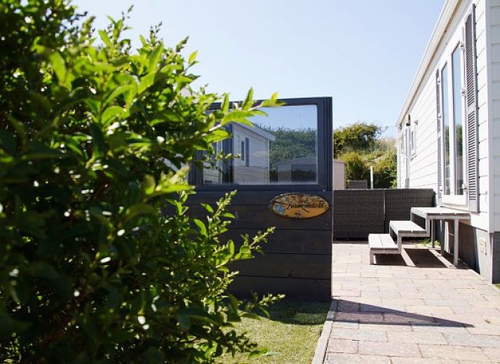 Eet- en zithoek in Zee en duin vakantiehuis, IJmuiden, met sfeervolle decoratie aan de Noordzeekust.