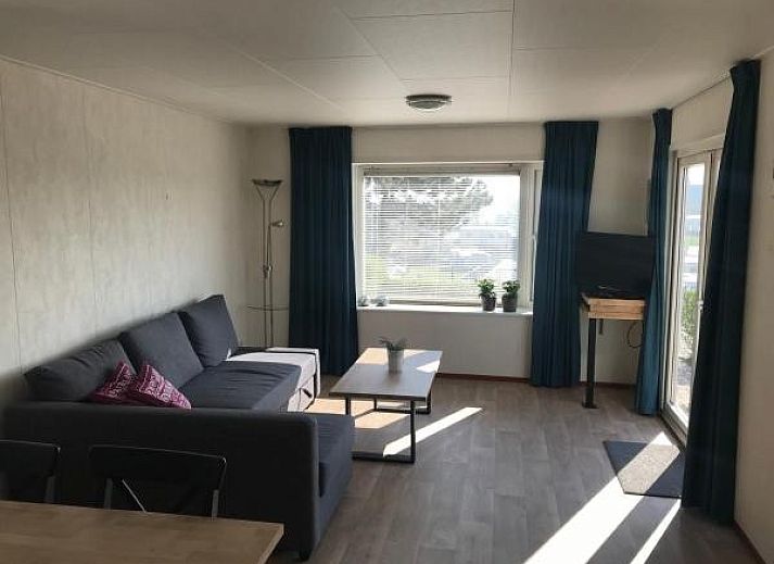 Slaapkamer in Zee en duin chalet, IJmuiden, met comfortabele bedden aan de Noordzeekust van Noord-Holland.