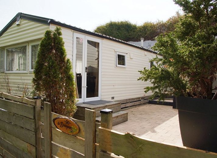 Slaapkamer in Zee en duin chalet, IJmuiden, met comfortabele bedden aan de Noordzeekust van Noord-Holland.