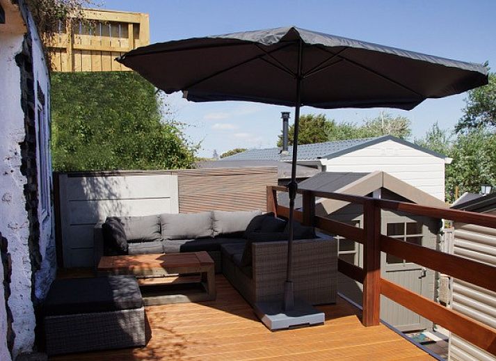 Open keuken en eetruimte in Zee en duin vakantiehuis, IJmuiden, aan de Noordzeekust van Noord-Holland.