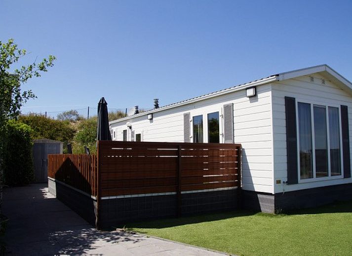 Open keuken en eetruimte in Zee en duin vakantiehuis, IJmuiden, aan de Noordzeekust van Noord-Holland.