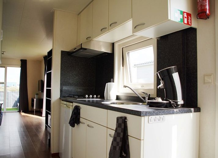 Open keuken en eetruimte in Zee en duin vakantiehuis, IJmuiden, aan de Noordzeekust van Noord-Holland.