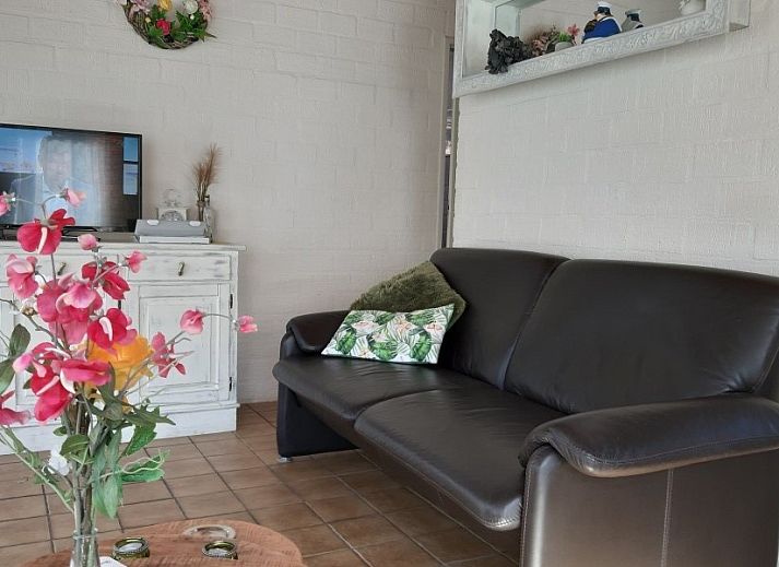 Veranda van vakantiehuis Rekere 111 in Schoorldam, Noordzeekust, Noord-Holland met zitgelegenheid en open deuren.