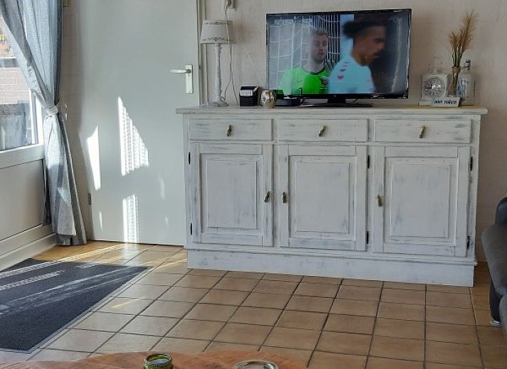 Groene tuin rondom Rekere 111 vakantiehuis in Schoorldam, Noordzeekust, Noord-Holland met schuur en bomen.