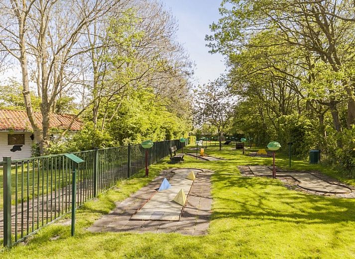 Gezellige woonkamer van Rekere 111 vakantiehuis in Schoorldam, Noordzeekust, Noord-Holland met comfortabele bank.